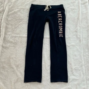 Abercrombie & fitch lågmidjade byxor  - Ett par byxor från Abercrombie & fitch i storlek M. Rakt över midjemått: ca 42cm. Innebenslängd: ca 77cm. Jag fraktar inom 24h. Se liknande plagg i min profil! 