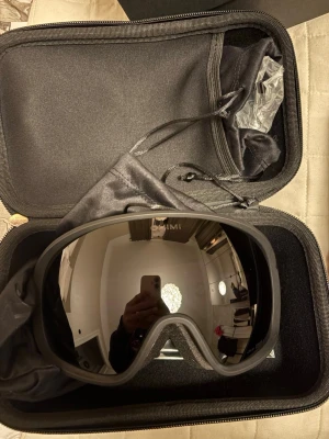 Chimi skidglasögon  - CHIMI skidglasögon med tillhörande fodral och extra lins. Helt nya. I modellen 003. 