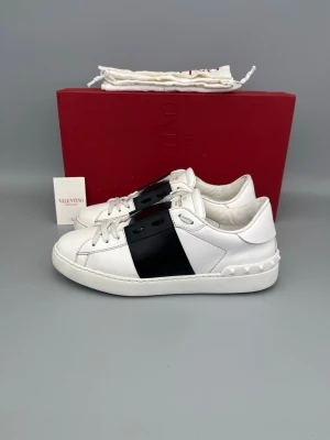 Valentino Open Sneaker Svart - • The shoes have been gently used and are in very good condition  • Size: 40 (fits 40.5–41)  • Color: Black  • Retail price: 7280 SEK / 590€  • Box, dustbag & valentino card included