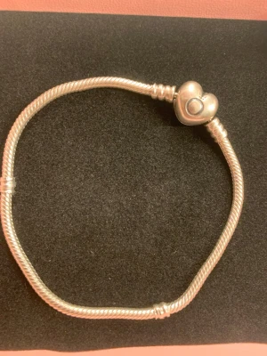 Silver Pandora armband 21 cm - Säljer Pandora berlock armband i silver. Armbandet är 21 cm långt. Säljer då de var för stort för mig. Därför inte använt så de är i otroligt fint skick jag skulle säga som ny. Hör gärna av er vid frågor eller om ni skulle vara intresserade av att köpa💕kan vara lite flexibel