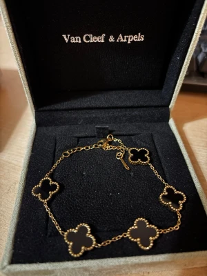 Armband - Oanvänd armband från van cleef