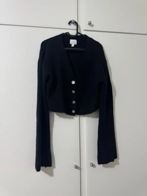 Svart kofta  - En svart kofta från H&M i stl xs säljs för 100 kr. 