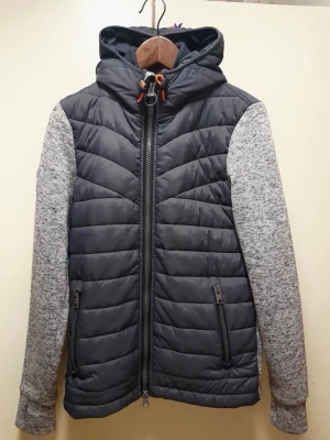 Superdry Storm jacka med huva - Stl S - Som ny - Superdry jacka - Stl S Endast testad - förvarade i garderob  Passform normal 46/48.  Djur och rökfritt hem.