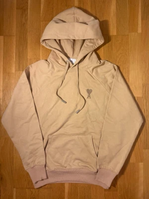 Ami Paris Hoodie  - Mycket bra skick, beige AMI hoodie med snören och skön passform 
