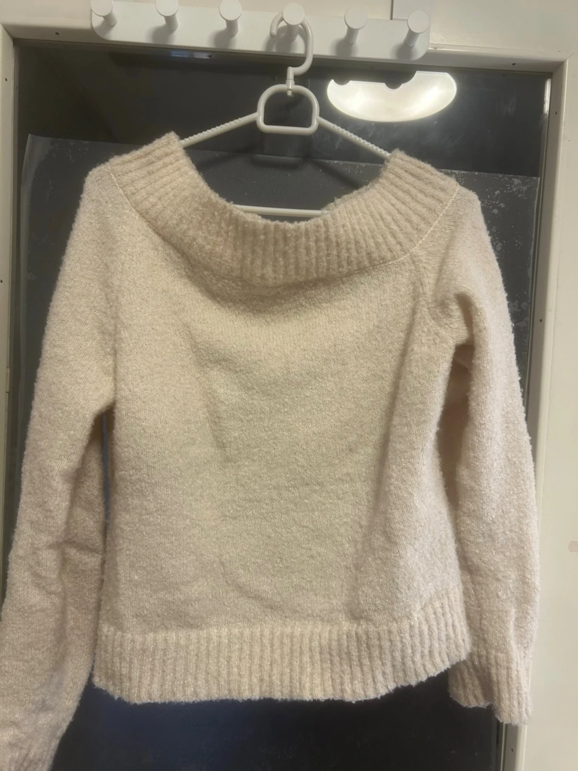 Beige stickad offshoulder tröja - 1