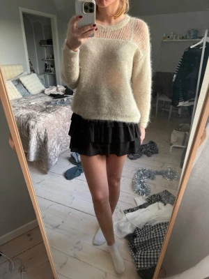 Svart volangkjol Designers Remix - Supersöt svart kortkjol från Designers Remix med bred smock i midjan och dubbla volanglager. Den är i barnstorlek men passar mig som är en s