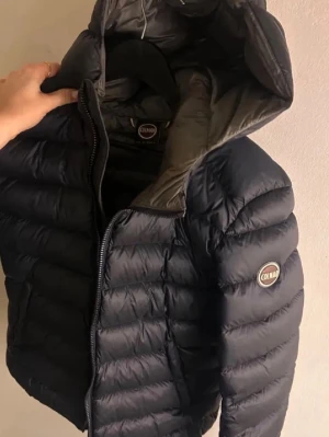 Colmar jacka  - Nästan helt ny colmar jacka i storlek 46 som motsvarar storlek M, jag tycker att den sitter mer som en S fast lite större vilket jag gillar att den inte sitter tajt 🥰