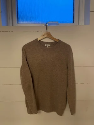 Beige stickad tröja från Garde Grisch - Säljer en beige stickad tröja från Garde Grisch i storlek XS. Tröjan har rund halsringning och långa ärmar, perfekt för kyliga dagar. Materialet är mjukt och ger en skön känsla mot huden. Enkel och stilren design som funkar till många olika outfits.