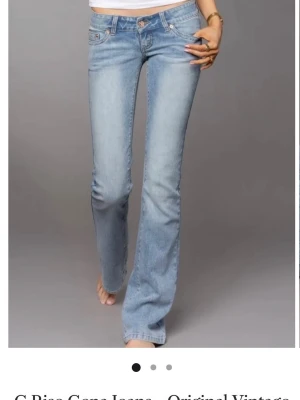 Ljusblå jeans - Säljer ett par ljusblå jeans från G-Rise med bootcut passform och låg midja. Jeansen har klassiska fem fickor, snygga sömmar och detaljer i kopparfärg. Perfekta för en avslappnad och trendig look.💕