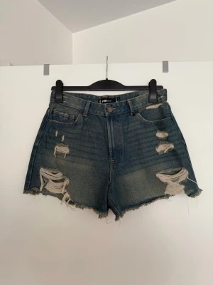 Jeansshorts  - Storlek L. Aldorg använda. 