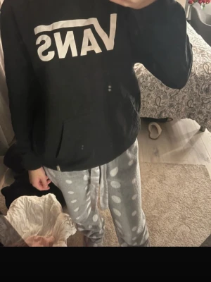 Vans hoodie  - Det står att den är i storlek XL men skulle själv säga att den är i storlek S. Den är även lite sliten 
