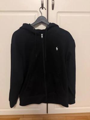 Polo Ralph Lauren hoodie - En svart polo Ralph Lauren hoodie i bra skick. Vid fundering eller för fler bilder är det bara att skriva! 
