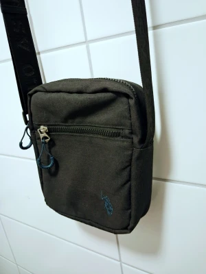 Polo Ralph Lauren Axelbandsväska - 20×19 väska, perfekt på sommaren att ha mobilen och plånboken i