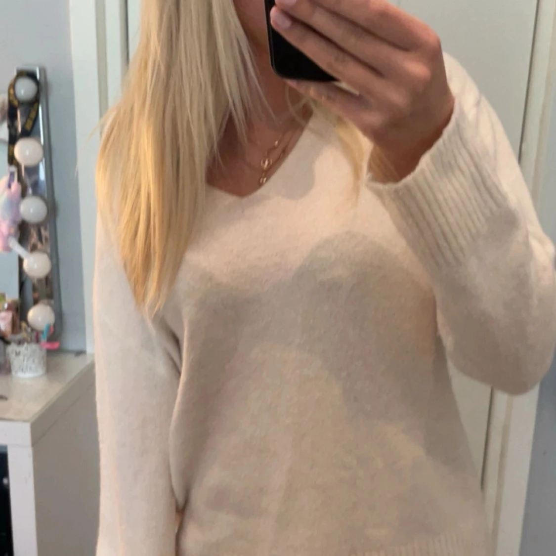 Beige stickad v-ringad tröja XS