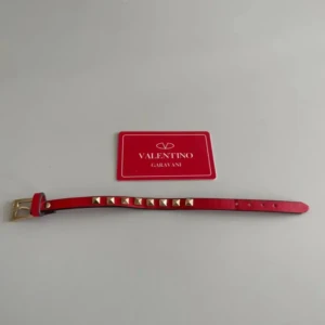 Valentino Armband - Nu säljs ett fräscht Rött Valentino Armband 🔴            En lyxig accessoar som får dig sticka ut, (Orginala Valentino kort medföljer). Tveka inte att skriva! 