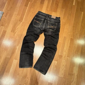 Nudie jeans - Svarta jeans med en grå tvätt från Nudie. Modellen är Slim jim/bootcut och storleken är 29/32. Var inte blyg att höra av dig vid frågor😊.