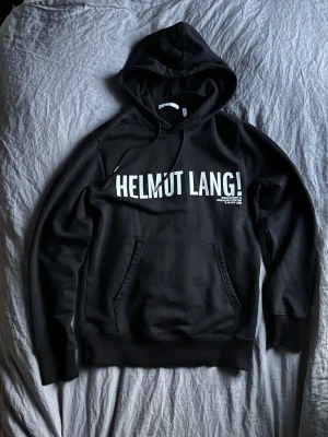 Helmut lang hoodie - Säljer min Helmut lang hoodie. S, äkta, givetvis. Inga skador förutom en lite sprucken text, KNAPPT synligt. Nypris ca 3000kr.  Hör av er vid intresse. Mvh Oscar