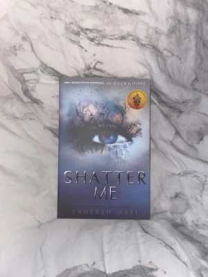 Shatter Me - Shatter me boken är i ny skick