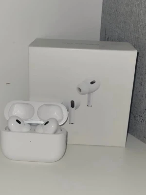 AirPods Pro 2 - Har använt dem i ca 3 månader. Säljer då jag köpte Android mobil istället för iPhone o vill köpa andrq hörlurar. Hör av dig om du har JBL hörlurar o vill byta oxå 💕✨