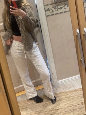 Vita linnebyxor från Roxy XS - Säljer ett par vita linnebyxor från Roxy i storlek XS. Byxorna har en loose passform, högmidjad resår med snörning och är tillverkade i mjukt linne. Perfekta för chill dagar och har en skön, avslappnad vibe.