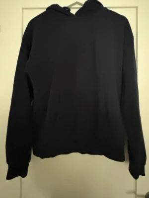 Marinblå hoodie - Marinblå hoodie från Gina young. Storleken är 158/164 men passar även xs. Använd fåtal gånger. 