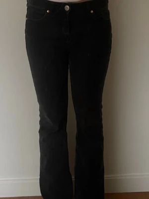 Jätte snygga svarta bootcut jeans från Kappahl  - Säljer ett par svarta jeans från Kappahl. Jätte snygga och i bra skick! Aldog andvänt 🥰 i storlek 34. Jag är 162 och de passar perfekt i längd. 