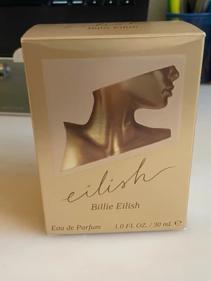 Billie Eilish vanilj perfym 30 ml  - Fick förra året på jul men öppnade inte plasten runt den förens ca 3 veckor sedan, har sprejat 1 sprej, nestan oanvänd. 30 ml, bra skick