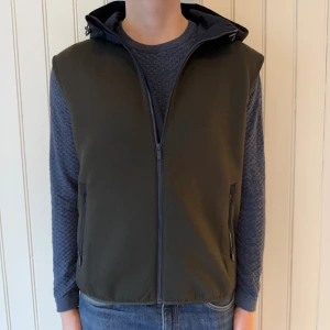 Massimo dutti väst - Massimo dutti väst  | Storlek: L, men passar även M | Mycket bra skick | Modellen är 183 och väger ca 70 kg | Hör gärna av dig vid frågor och funderingar! 🤗