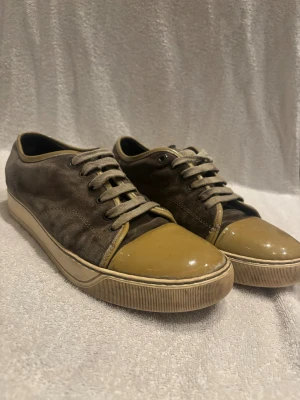 Lanvin captoe  - Hej! Säljer nu dessa väldigt populära lanvin skorna! Storlek och UK 8 vilket motsvarar 42 i EU storlek!  Nypris: 5000 kr Säljs för: 850 kr