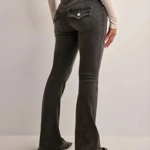 Grå True Religion jeans - Säljer mina grå true religion jeans då de börjar bli förstora, storlek 37! Har små slitningar längst ner på benet men inget man tänker på (bilder kan skickas) 