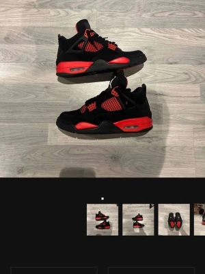 Nike Air Jordan 4 Retro svart/röd - Säljer ett par Nike Air Jordan 4 Retro i svart och rött med meshpaneler och synlig Air-sula. Skorna har klassisk snörning, Jumpman-logga på plösen och detaljer i mocka och syntet. Box medföljer. Perfekta för dig  som vill sticka ut med en ikonisk sneaker. Pris kan såklart diskuteras. 