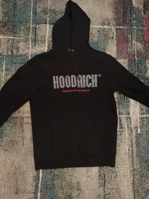 Hoodrich hoodie - Hoodrich hoodie – trendig och bekväm Snygg Hoodrich-hoodie i mycket bra skick. Modern streetwear-design med skön passform och mjukt material som är bekvämt att bära hela dagen. Perfekt både till vardags och för en sportig look. Använd fåtal gånger och väl omhändertagen.