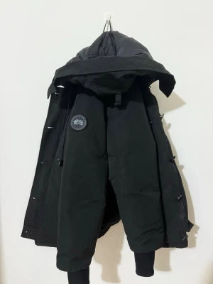 Canada Goose Chateau Jacka - Snygg vinterjacka i storlek S. inga hål eller andra konstigheter, sista bilden kan man se en jätte liten fläck vid båda fickor samt ärmarna som är glansig, men inget märkvärdigt. Utöver det, snygg jacka. Hör av dig, Mvh