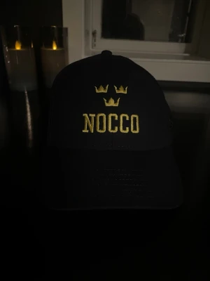 Svart NOCCO keps från CCM - Hej, säljer nu min Nocco keps som jag fick för 6 månader sen, endast Nocco ambassadörer kan få tag på sånna kepsar, just denna är från hockey vm, kepsen är otroligt populär eftersom de inte går att få tag på.   Priset är satt så dyrt eftersom Nocco kepsen inte går att få tag på plus den är sällsynt.😁