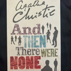 And Then There Were None - En klassisk deckare av Agatha Christie där tio främlingar bjuds in till en avlägsen ö och mysterierna hopar sig när de börjar dö en efter en. Omslaget har silhuetter av människor och titeln i olika färger.