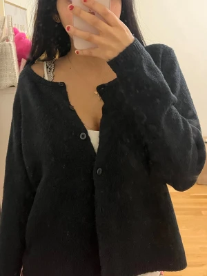 blå stickad kofta med knappar - Mysig blå stickad kofta med lång ärm och knappar framtill