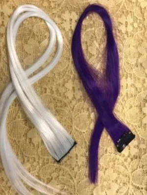 Färgglada syntetiska hårslingor clips - Säljer flera syntetiska hårslingor med clips i olika färger som lila, vit, rosa, röd och grå. Perfekt för dig som vill addera färg till frisyren snabbt och enkelt. Slingorna är raka och tunna, och fästs enkelt med clip-on. 39kr/2st/bild 