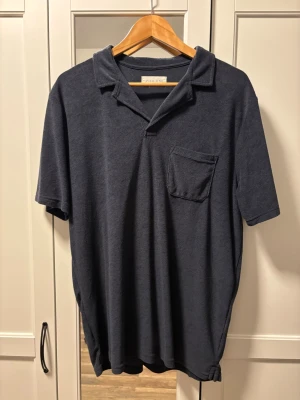 Mörkblå kortärmad topp från Pier One - Säljer en mörkblå kortärmad topp från Pier One med klassisk krage och bröstficka. Bra skick, används ej därav till salu! Pm vid fler frågor! 