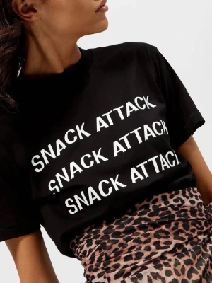 Svart t-shirt från Ganni - Cool svart t-shirt med vit text 'SNACK ATTACK' tryckt tre gånger på framsidan. Klassisk rund hals och korta ärmar, perfekt för dig som gillar statement-plagg. Materialet känns mjukt och bekvämt mot huden.