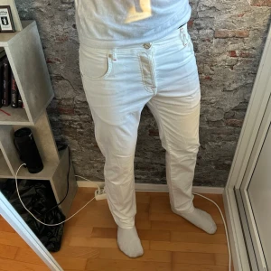 Kiton Byxor - Mycket fint skick, inga defekter. Nypris ca 10 000kr. Storlek W33, mått finns. Perfekta jeansen för nyprsfest! Skriv för mer information!🤝