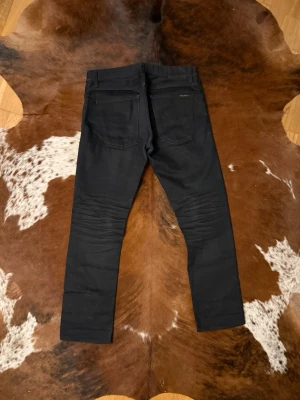 Selvage Nudie GrimTim - Tjena! Säljer dessa Selvage Nudie jeans i modellen GrimTim DryBlackSelvage, jeansen är i fint skick och i storlek W34/L34, hör av dig vid funderingar!🙌