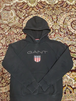GANT Shield Hoodie - En mörkblå GANT hoodie, storlek 158-164cm. 