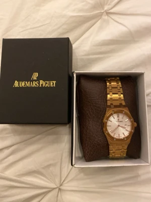 Klocka - Säljer en jätte fin klocka inga skador, men jag är osäker om batteriet funkar men det går att byta batteriet lätt. Boxen ingår 