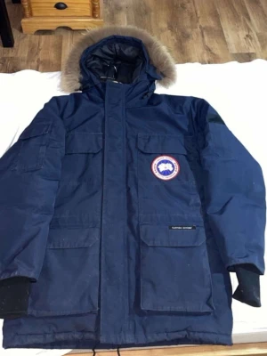 Mörkblå dunjacka från Canada Goose - Säljer en mörkblå jacka från Canada Goose. Äkta