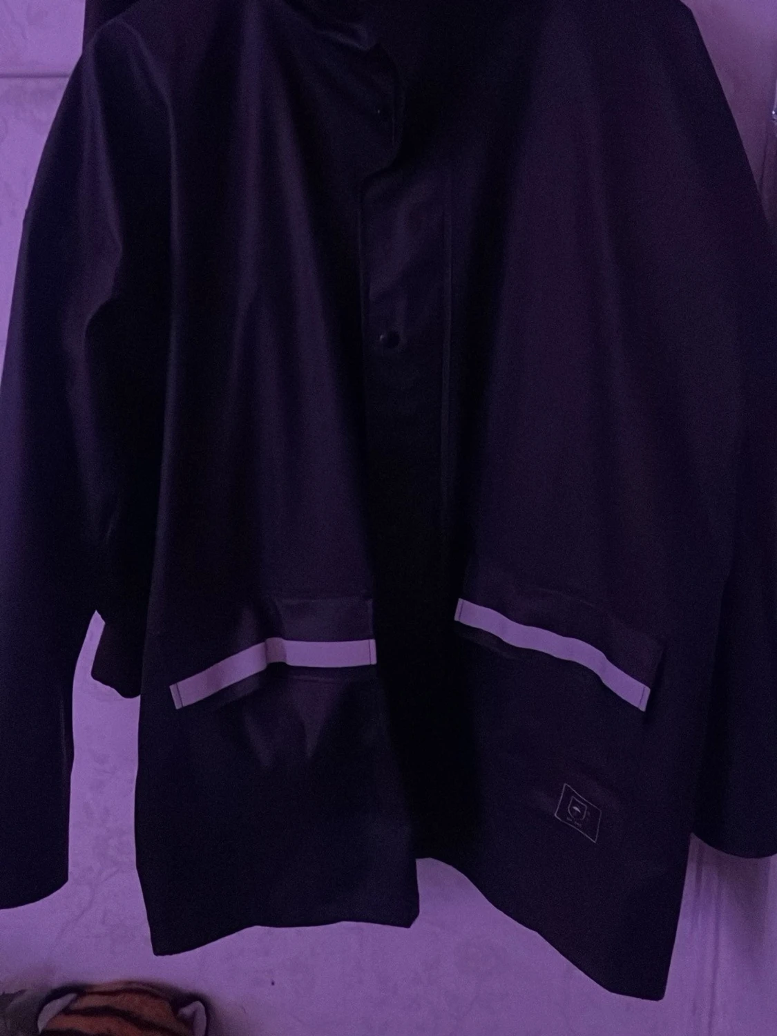 Svart regnjacka med reflexdetaljer