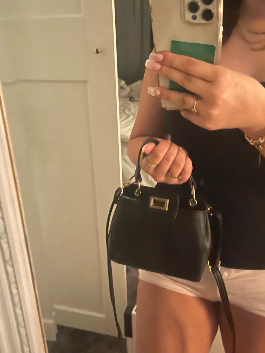 Svart handväska med gulddetaljer - 2