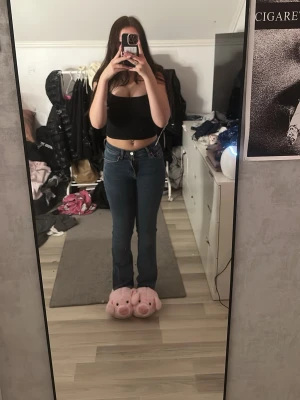 Blå bootcut jeans från Perfect Jeans - Säljer ett par blå bootcut jeans från Perfect Jeans i storlek 32. Jeansen har klassisk femficksdesign, normal passform och är tillverkade i ett stretchigt denimtyg. Snygg mörkblå tvätt och midwaist-modell som sitter skönt på höften.