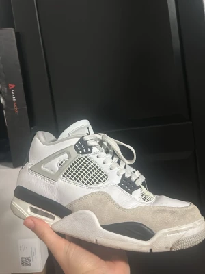 Nike Air Jordan 4 vit/svart sneakers - Nike Air Jordan 4 sneakers military black. Lite använda, kartong finns kvar bilder kan skickas vid intresse pris kan diskuteras vid snabb affär 
