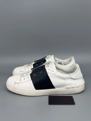 Valentino Open Skor | 44 - Valentino Open skor i bra skick men creasad häl: se bilder. Storlek 44. Kort från Valentino ingår. Självklart äkta! Hör av er vid funderingar 🙌