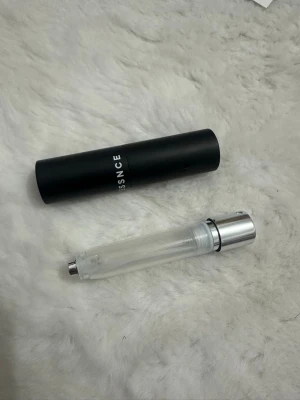 Essnce svart parfym atomizer - Smidig och stilren parfym atomizer från Essnce. Perfekt att ta med i väskan för att fräscha upp dig under dagen. Enkel att fylla på med din favoritdoft.
